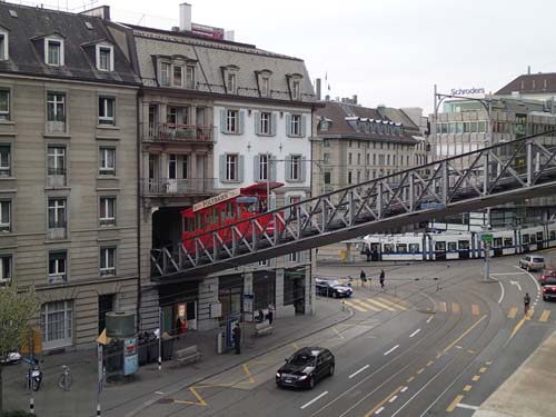 I väntan på att mugglaren skulle ge sig av tittade jag på bergbanan som kom rakt ur huset på andra sidan gatan!