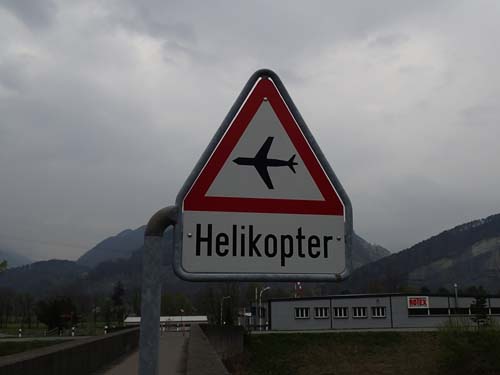 Denna skylt var det första som mötte mig i det nya landet. Här tycker jag att helikoptrarna är lite konstiga....