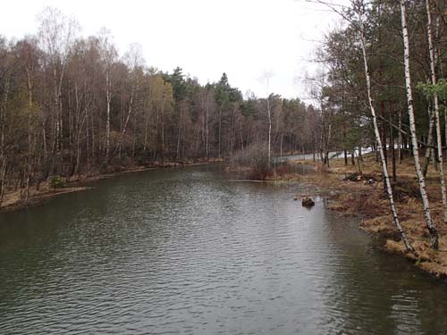 Edsån förbinder Stora och Lilla Delsjön.