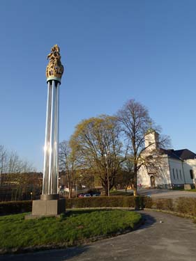 Minnesmärke över den svenska attacken och förstörelsen av staden nedanför fästningen.