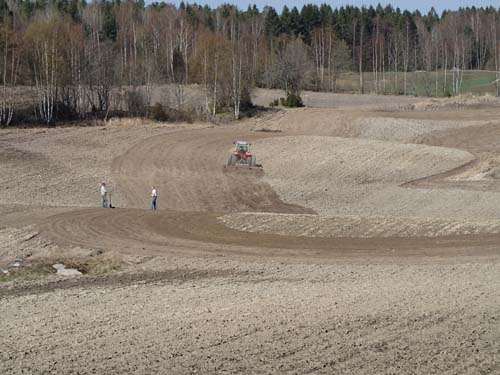 Fredliga bönder i denna trakt. Traktorn höll sig på åkern och börjde inte jaga oss...