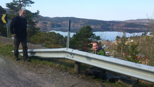 Utsikt? Nej, det intresserar inte Hallén, han tittar hellre på baksidan av ett vägräcke!