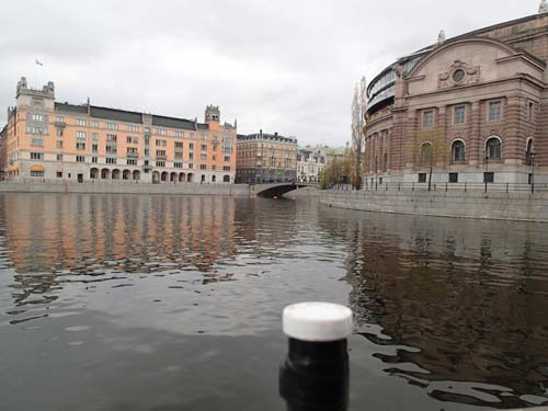 En burk mitt i landets maktcentra!