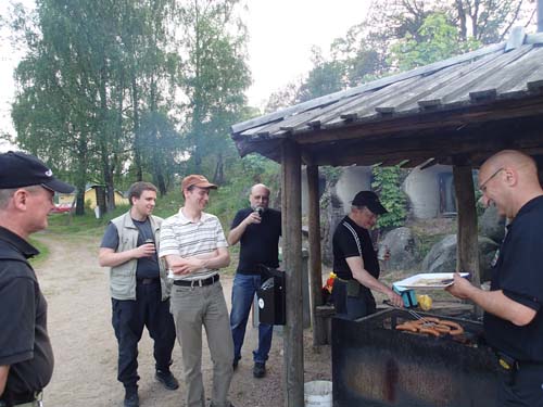 Efter en stund dök det upp allt mer underligt folk vid grillen....