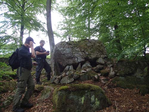 Här misstänkte jag att det bodde troll, men i såfall är det geocachande troll under stenen!