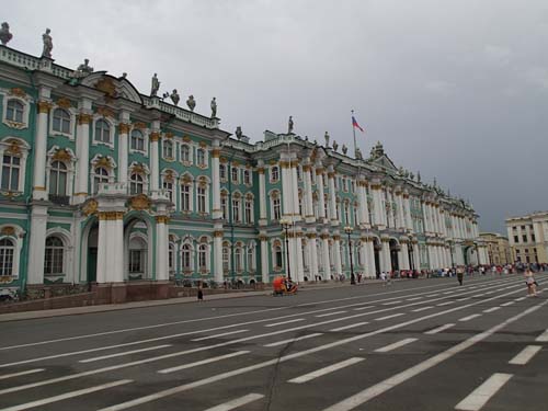 Vinterpalatset är större än sommarmotsvarigheten, men idag var det ganska lugnt utanför byggnaden.