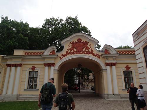 På väg in i den hemliga trädgården!