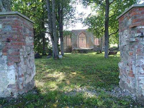 Ett övergivet kapell som tillhört ett större gods.