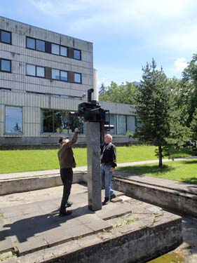 Två män och ett konstverk