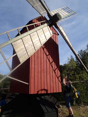 Det fanns ovanligt många äldre väderkvarnar på Åland, många var förärade med burkar!