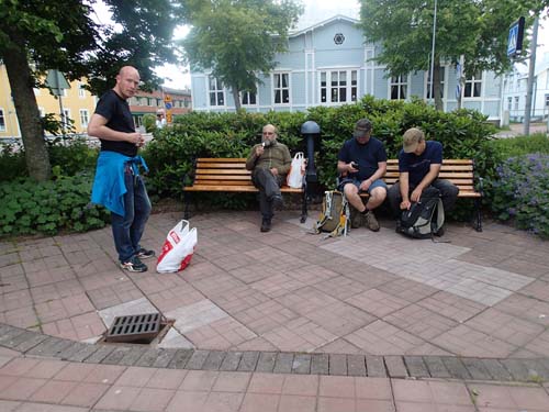 Här gör Krösa jobbet, övriga tittar på..