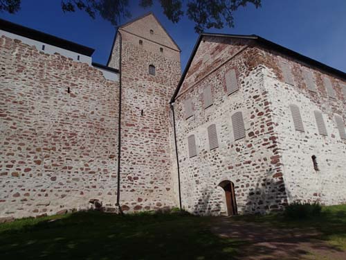 Utsidan av slottet med huvudbyggnaden till vänster, den höga byggnaden i miten är Kuretornet och den något lägre till höger är Östra längan.