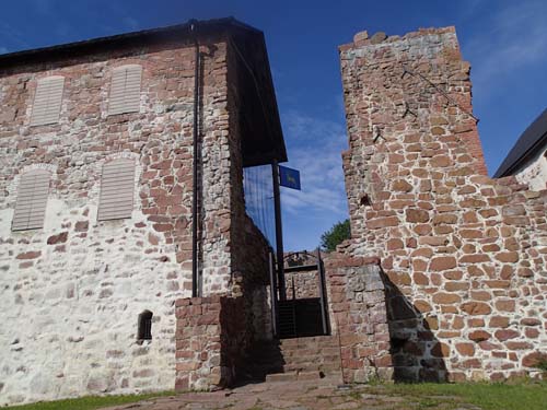 Ingången till Kastelholm mellan Östra längan och Norra längan.