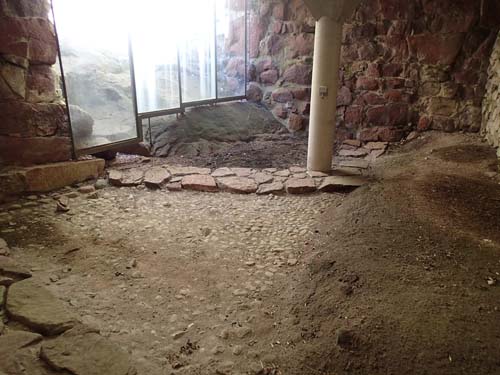 Under Förborgen (stora borggården) kan man kliva ned på de äldsta medeltida lagren och se hur den ursprungliga marknivån såg ut.