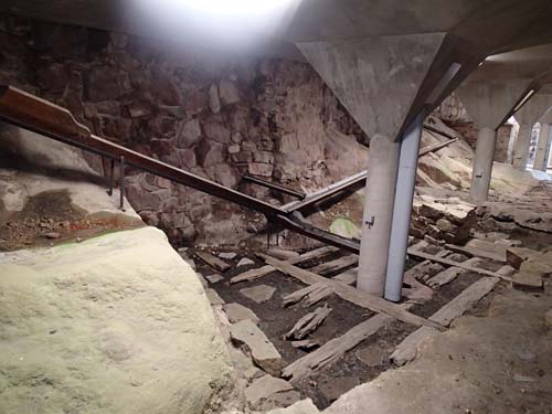 I det utgrävda området har det gamla systemet av rännor för att leda bort vatten rekonstruerats.