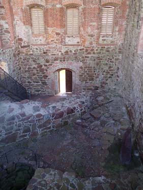 Den Östra längan är idag en ruin men övertäckt med ett nytt tak för att skydda byggnaden. Längst ned i huset fanns en brunn och ugnar.