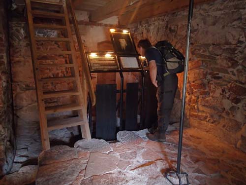 I detta rum sägs det att kung Erik XIV satt fängslad. TMR68 studerar handskriften med Eriks fantasifulla kommentarer kring planeternas rörelser!