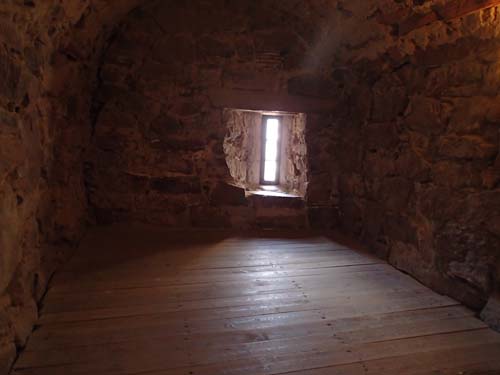 Det var inte mycket ljus i det lilla rummet ovan fängelset, endast lite ljus genom en skottglugg.