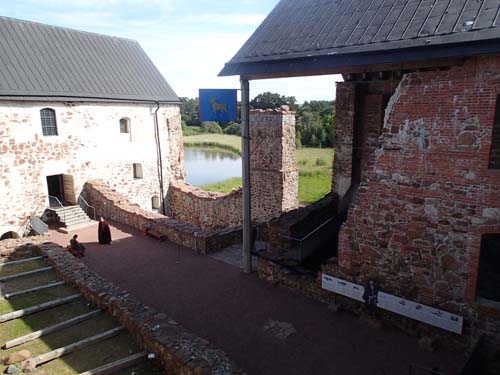 Vy ut över förborgen med Östra längan till höger och Norra längan längst bort i bild.