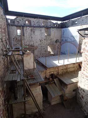 Huvudborgen omgärdad av tidstypiska byggnadsställningar som skall visa hur det såg ut när byggnaderna uppfördes.