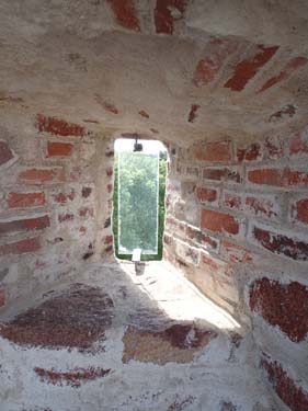 Skottglugg i den nästan 20 meter höga muren kring huvudborgen.