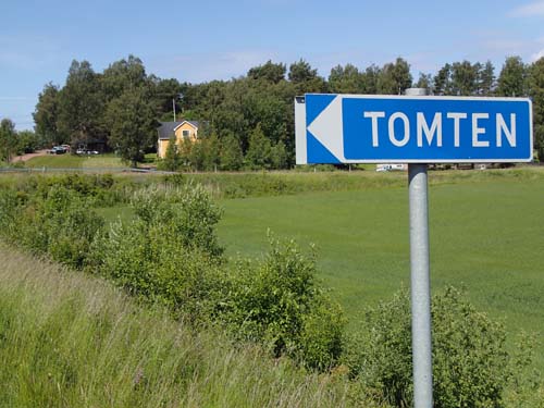 Bara ett halvår kvar till Jul, bra att veta var tomten håller hus. Trogna bloggläsare vet ju att han kan hitta på de mest underliga saker!