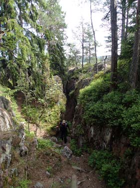 TMR68 kämpar sig upp genom klyftan.