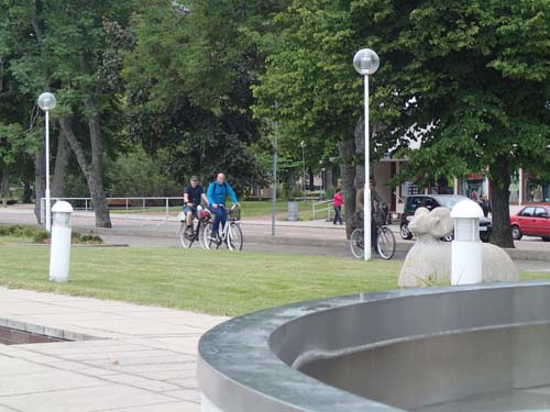 Vilka är det som kommer där?