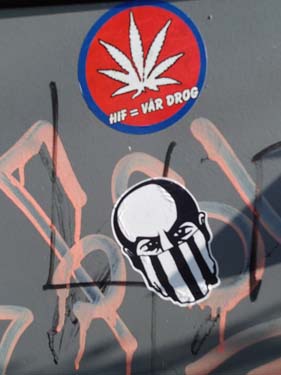 Vid många av cacherna satt dessa märken - är detta vår drog?