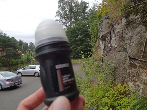 Nog luktade jag av svett efter den raska promenaden i den fuktiga värmen, men cachen hjälpte föga mot detta!