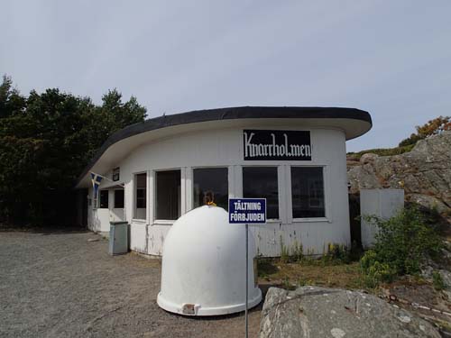 Här får man inte tälta vid återvinningsstationen...!