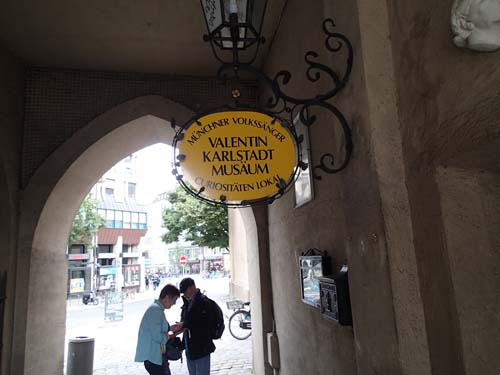 Här var många intresserade av en skylt...