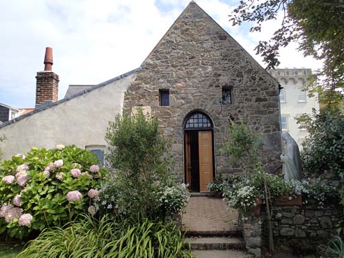 Klosterkyrkan är givetvis inte från 500-talet, men den ligger på samma plats som det första klostret.