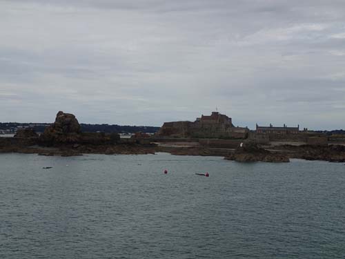 Hamnen vaktades givetvis av ett stort slott.
