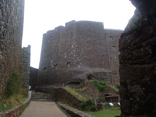 Borggården och kärntornet.