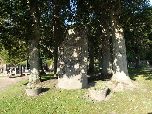 Minnesplats över den gamla kyrkan, byggd av gamla gravhällar.
