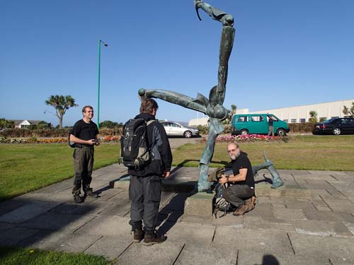 Tre män och tre fötter...