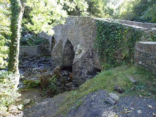 En bro byggd av, åt, munkar på 1100-talet.