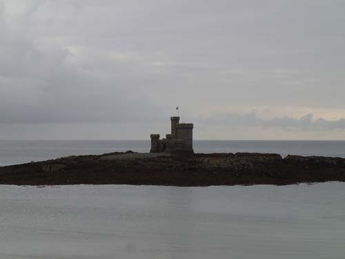 En mini-borg vaktar utanför Douglas.