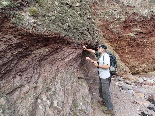 Ingabo studerar sten.