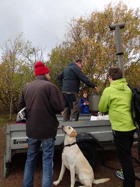 Skall jag få något snart eller skall jag behöva hoppa upp och hämta....?