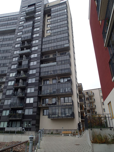 Höga hus, små bänkar men ingen burk....