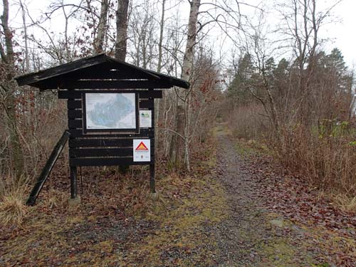 Här i närheten finns starten, men det är inte bakom skylten!