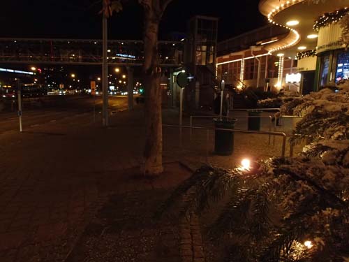 Där borta i mörkret skymtar en liten grupp, de första geocacharna hade anlänt!