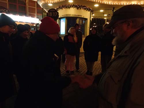 Ragge1 överlämnar en present till Lanzon