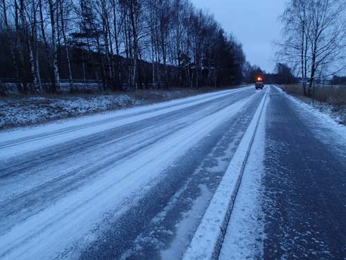 En liten snöröjningstraktor for förbi i hög fart, inte ett sandkorn släppte han av på GC-banan.