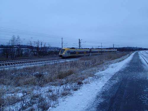 Pendeltågen passerade med hög fart, bra att veta att trafiken är igång - det underlättar hemfärden!