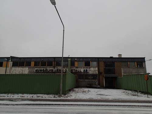 Det är inte de vackraste kvarteren i staden utmed denna väg - mer skrotnisse...