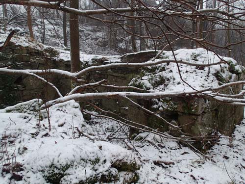 Det var en stuga med rejält tjocka stenväggar!