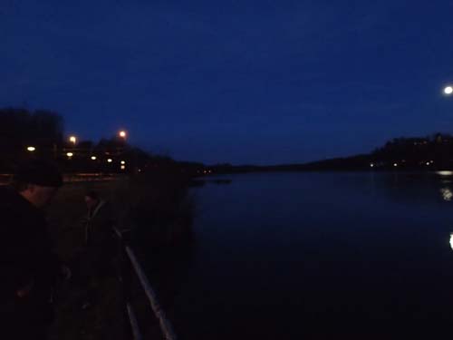 Här fanns en ångbåtsbrygga, men det var inte lätt att se i mörkret!